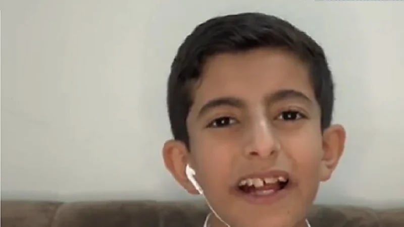 طفل بعمر 9 سنوات ينجح في إدارة محل لبيع الحلويات .. فيديو