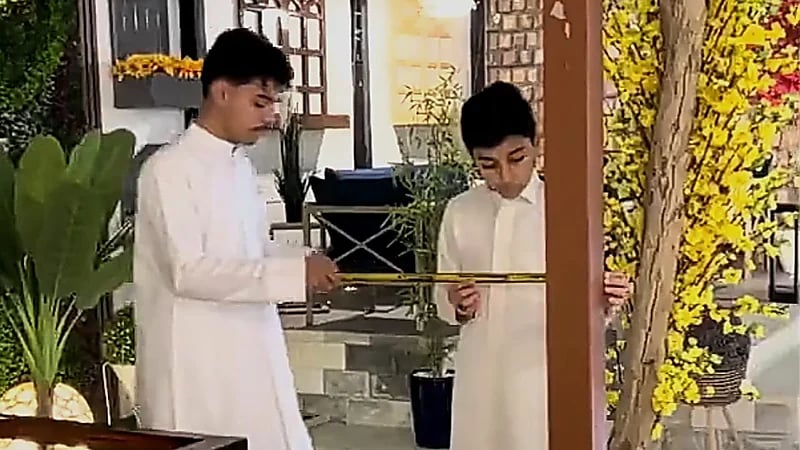 أخوان بعمر الـ 16 يمتهنان تصميم الحدائق خلافةً عن والدهما .. فيديو