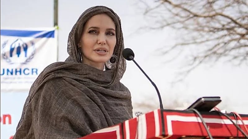 أنجلينا جولي تتعاطف مع أطفال غزة : أشعر بالغضب والغثيان لموت الأبرياء