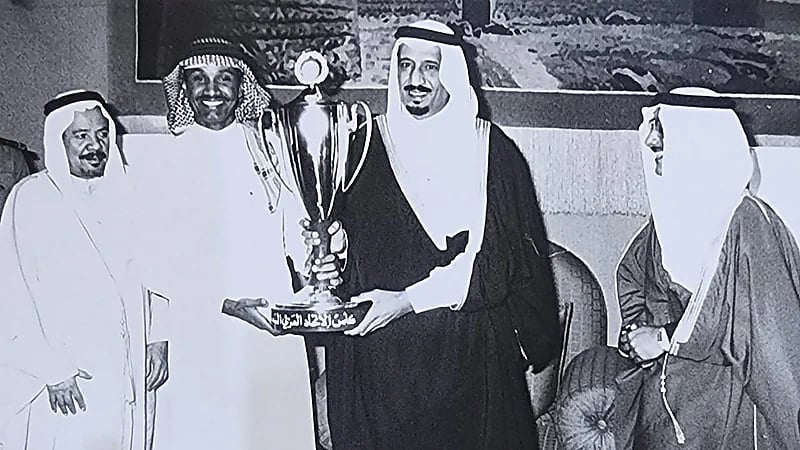 الملك سلمان يستقبل رئيس وأعضاء الشباب قبل 35 عاماً..صور