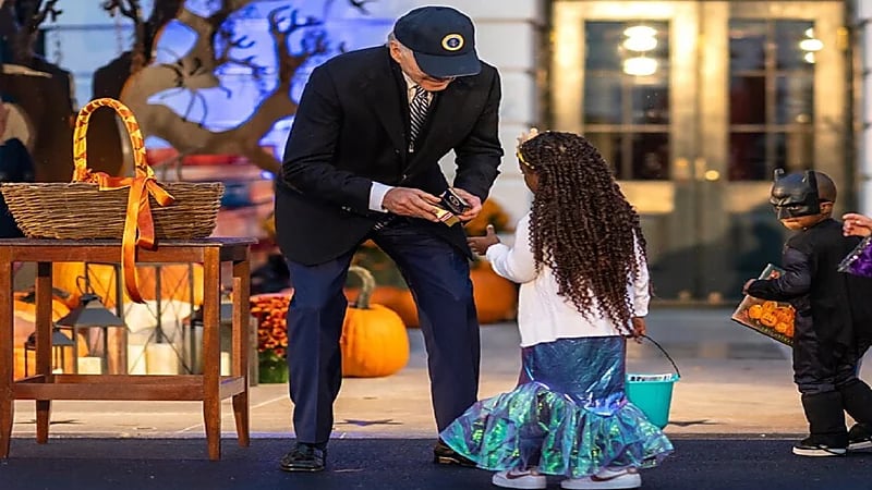 بايدن يهمس بشكل مخيف في أذن طفل..فيديو