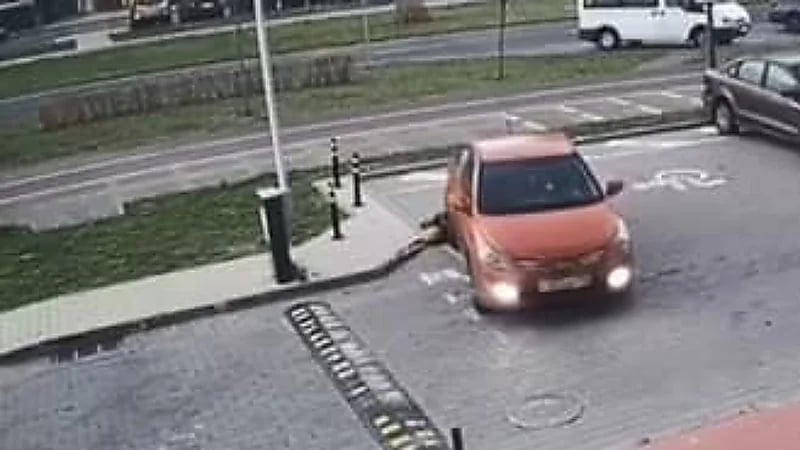 أم تدهس ابنها بالسيارة عن غير قصد في بيلاروسيا