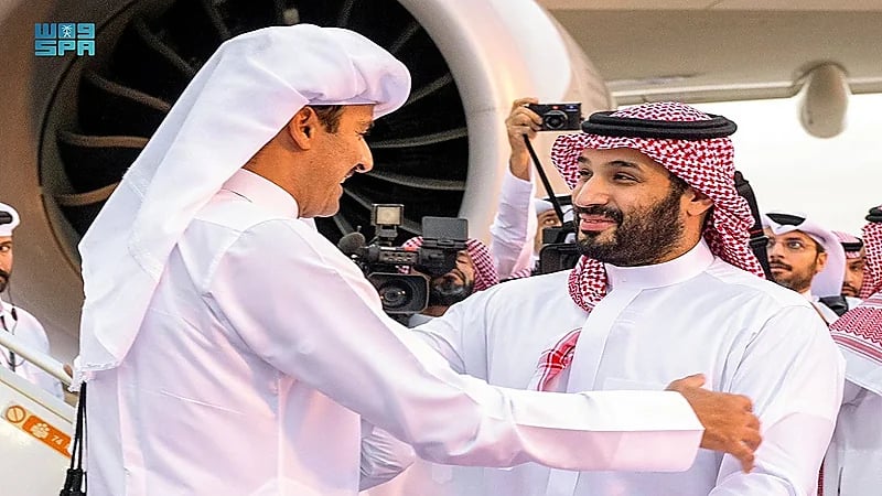 ولي العهد يستقبل أمير قطر لحظة وصوله الرياض .. صور