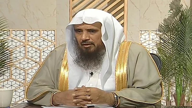 هل الدعاء على الظالم يخفف عنه العقوبة في الدنيا والآخرة.. الخثلان يجيب.. فيديو