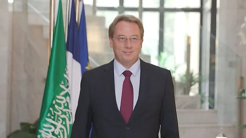 السفير الفرنسي في المملكة يستعرض أحد الصقور النادرة .. صور