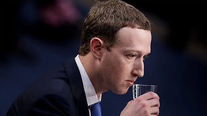 مارك يبني مخبأ سري في منتصف المحيط