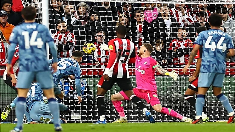 أستون يفوز على برينتفورد بثنائية