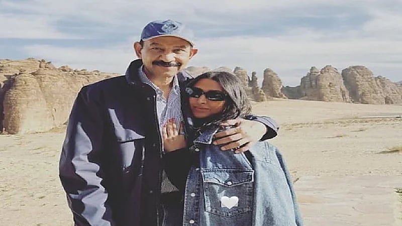 عبادي الجوهر يستمتع مع ابنته سارة بأجواء العلا