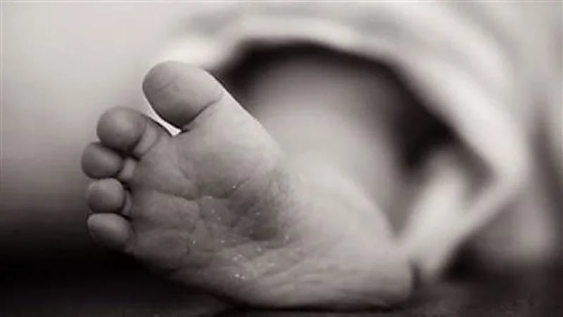 طفل يموت جوعاً بجانب جثة والده