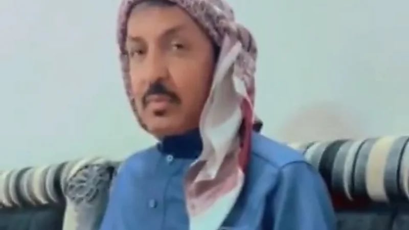 اب يلقي الطلاق على زوجته بسبب رفضها إعداد القهوة لضيوفه ..فيديو