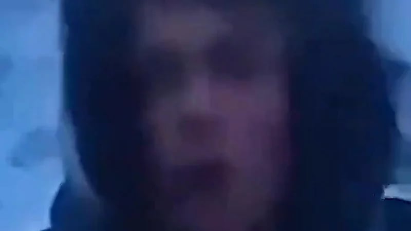 سمكة تباغت مراسلاً تلفزيونياً على وجهه خلال بث مباشر..فيديو