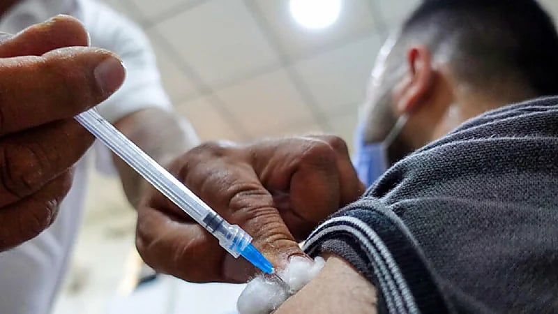 التحقيق مع رجل تناول 217 لقاحًا ضد كورونا