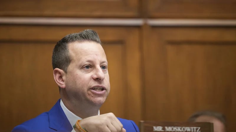 نائب أمريكي يرتدي قناع بوتين في جلسات عزل بايدن ! .. فيديو