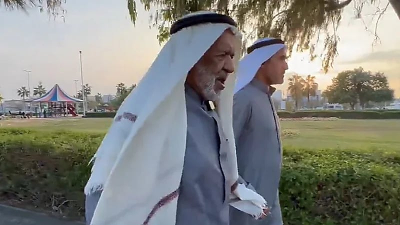 مواطن يتحدى السن بممارسة الرياضة منذ 9 عقود   .. فيديو