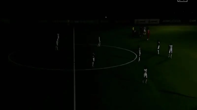 لحظة توقف الإنارة في ملعب مباراة الأخضر وطاجيكستان .. فيديو