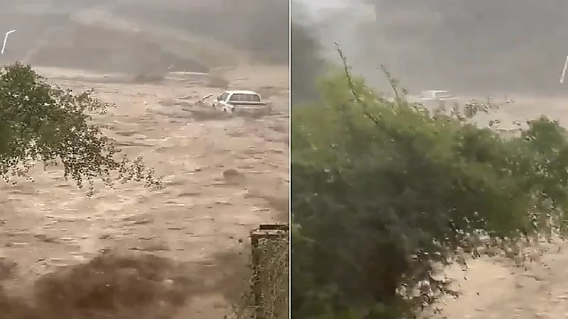 حسرة رجل لحظة رؤيته سيارته تجرفها سيول قوية في الباحة .. فيديو