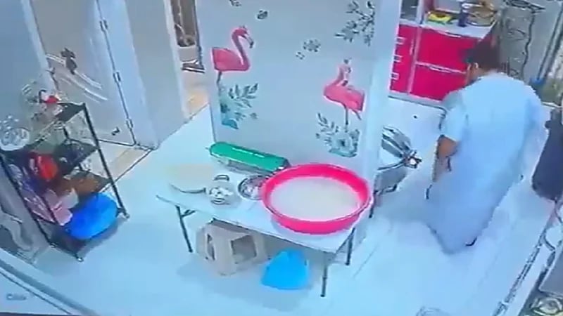 مشهد مؤلم لرجل انفجر في وجهه قدر الضغط .. فيديو