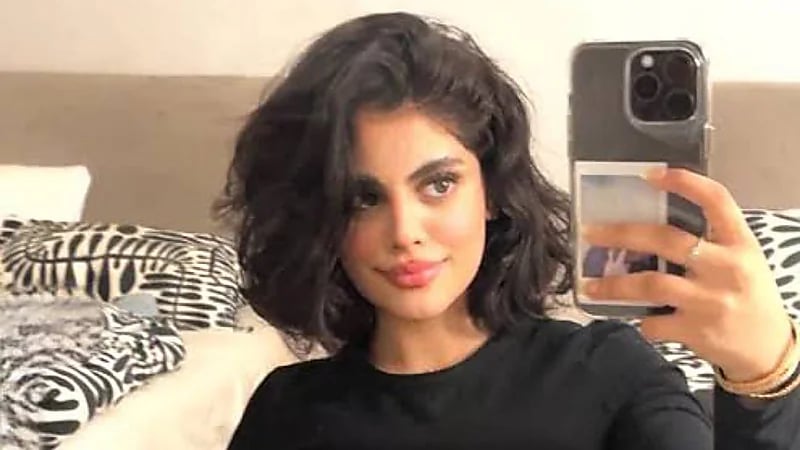 المشهورة ريناد تهرب من على المسرح في يوم تخرجها  ..  فيديو