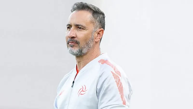 الشباب يدرس تمديد عقد مدربه