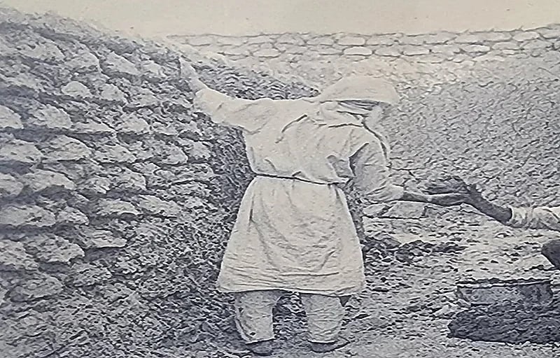 صورة نادرة لأعمال البناء في قصر المربع