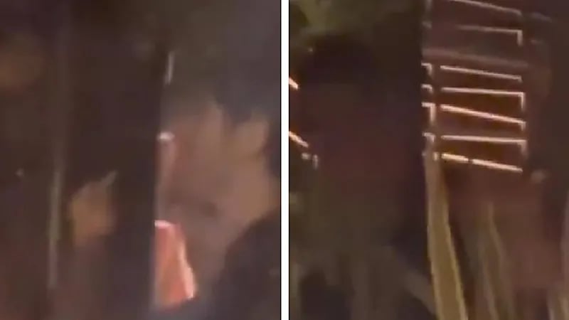 بوراك دينيز يهرب من المصورين بعدما لاحظ وجودهم أثناء استمتاعه بالحديث مع فتيات .. فيديو