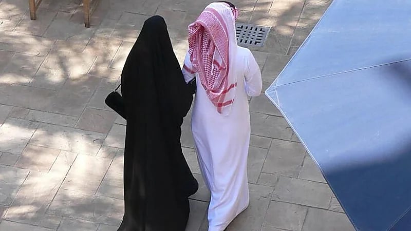  ماذا تفعل الزوجة إذا اكتشفت خيانة زوجها ؟ مستشار أسري يجيب .. فيديو