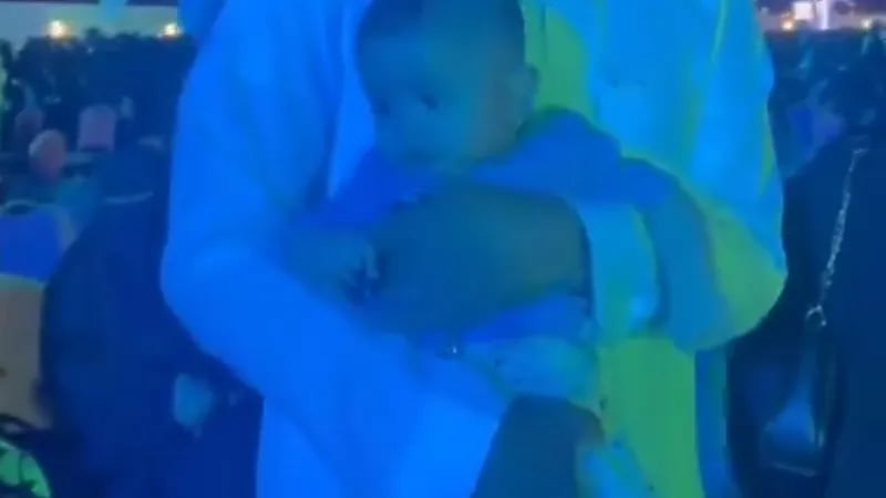 أصغر الحضور في حفل تخريج طلاب ⁧‫جامعة حائل‬⁩ يلفت الأنظار .. فيديو