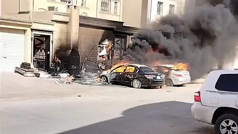 عطورات تتسبب في حريق سيارتين وواجهة منزل بالرياض  ..  فيديو