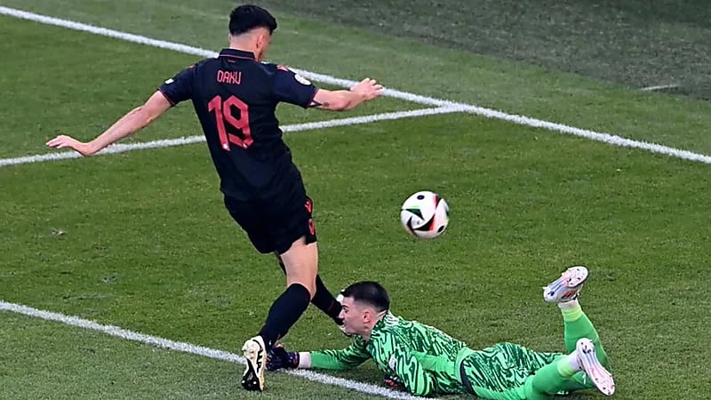 بسبب هتافات مسيئة  ..  اليويفا يوقف لاعب ألبانبا