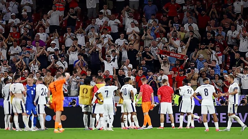 جماهير إنجلترا تلقي أكواب الجعة على وجوه زوجات اللاعبين