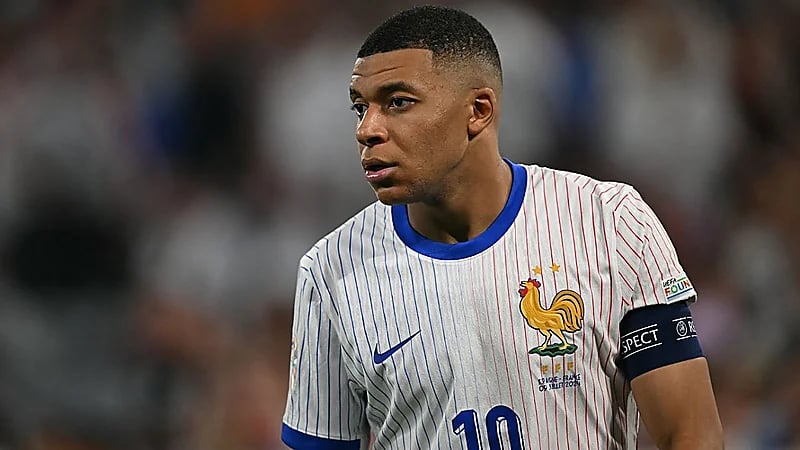 نجم فرنسا يهاجم مبابي : يحمل شارة القيادة ويفتقد لمواصفات القائد