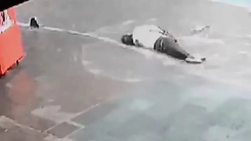 فتاة تتعرض لصعق كهربائي ووفاة صديقها معها أثناء محاولة إنقاذها .. فيديو