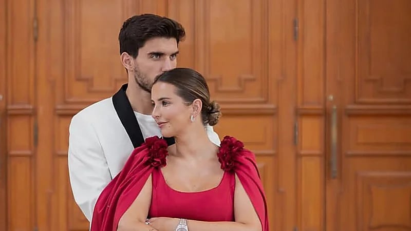 نيفيز يحتفل بزواجه من شريكته ديبورا لورينكو .. صورة