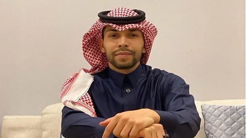 لاعب النصر السابق "بيتروس" يصدم سيارة مشجع هلالي.. فيديو