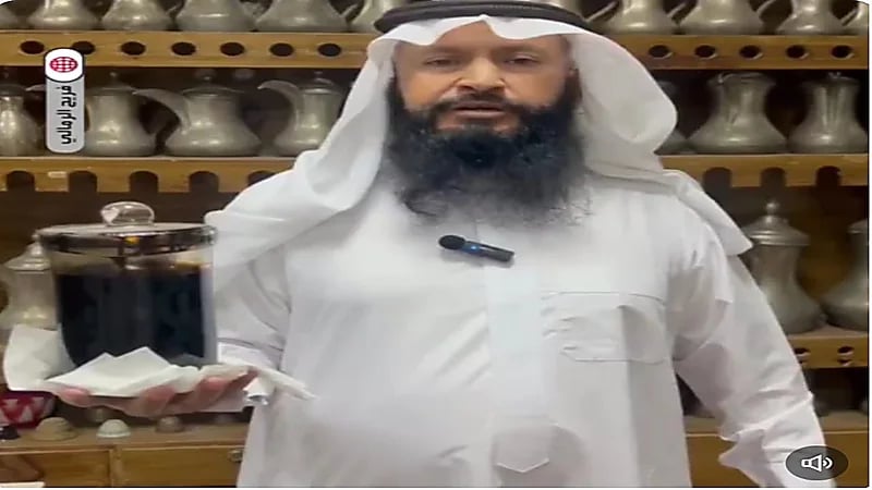 مواطن يحتفظ بعينة من بترول "بئر الخير" أول بئر ينبع منه النفط في ‎المملكة.. فيديو