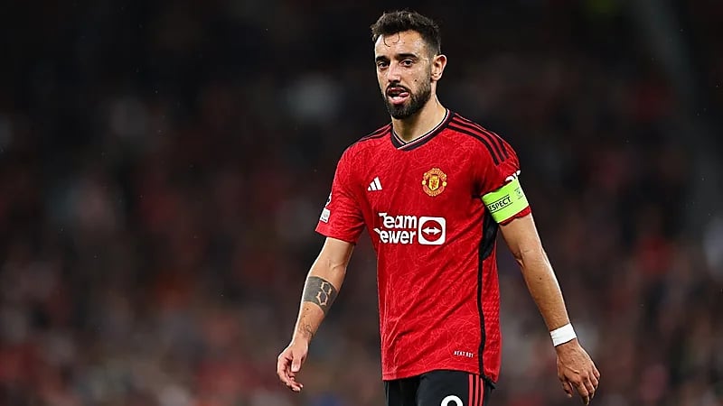 نجم اليونايتد ينقذ راكبًا تعرض لأزمة صحية على متن رحلة جوية