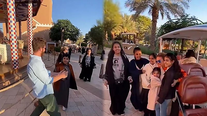 أطفال يلتقطون صورة مع يسرا دون أن يكتشفوا أن سبايدرمان هو من يصورهم ..فيديو