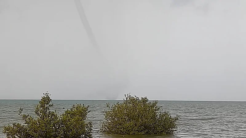 مشاهد ترصد تشكيل الإعصار القمعي بشمال رابغ .. فيديو