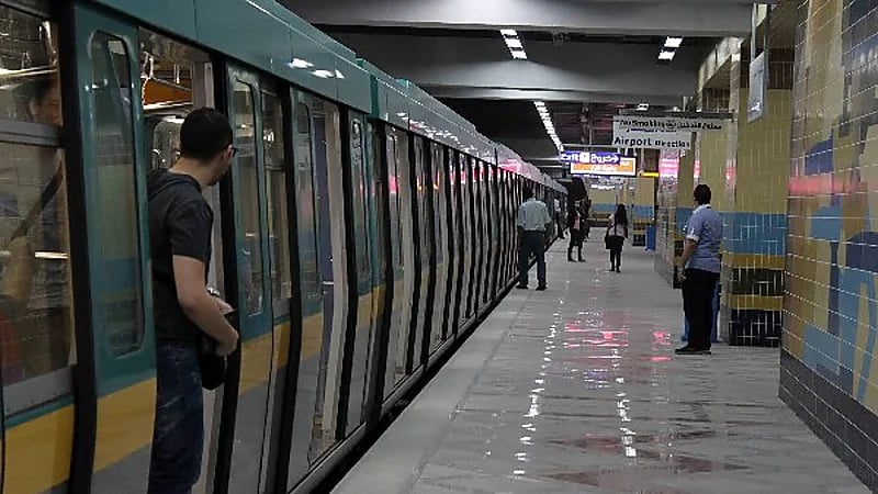 مصري يتجرد من ملابسه داخل محطة مترو