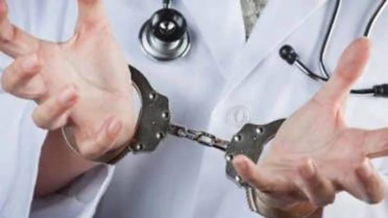 ضبط طالب بكلية التجارة ينتحل صفة طبيب جلدية وتجميل .. فيديو