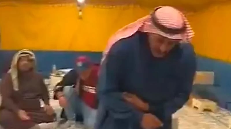 شخص يوثّق ردود فعل الضيوف بعد تناولهم لحم الحصان.. فيديو