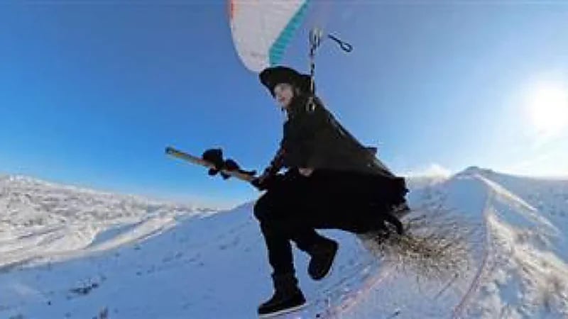 مشهورة تُبهر متابعيها بمغامرة ساحرة على عصا مكنسة .. فيديو