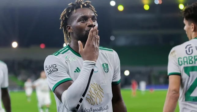 نابولي يقترب من خطف محترف الأهلي على سبيل الإعارة