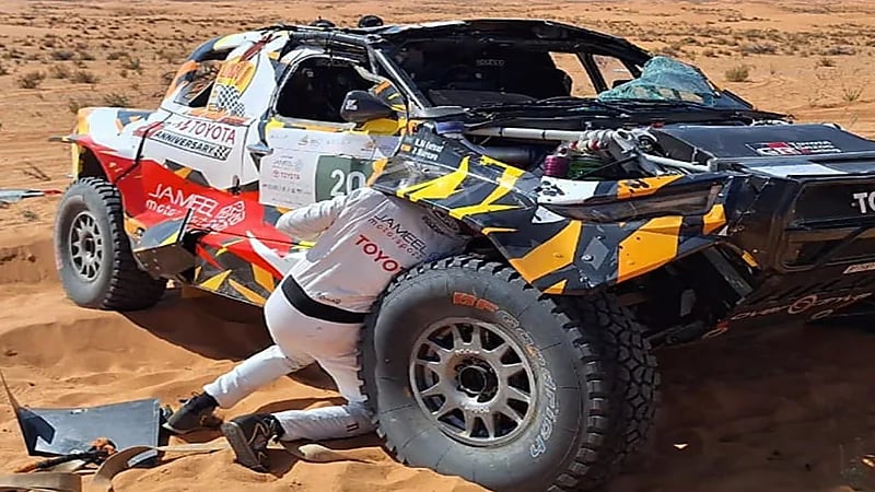 الأمير خالد بن سلطان الفيصل يتعرض لحادث انقلاب في رالي حائل.. فيديو وصور