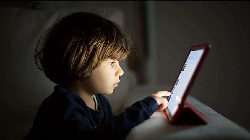 أخصائي : الشاشات تقلل تركيز الطفل إذا زاد استخدامها لساعات.. فيديو