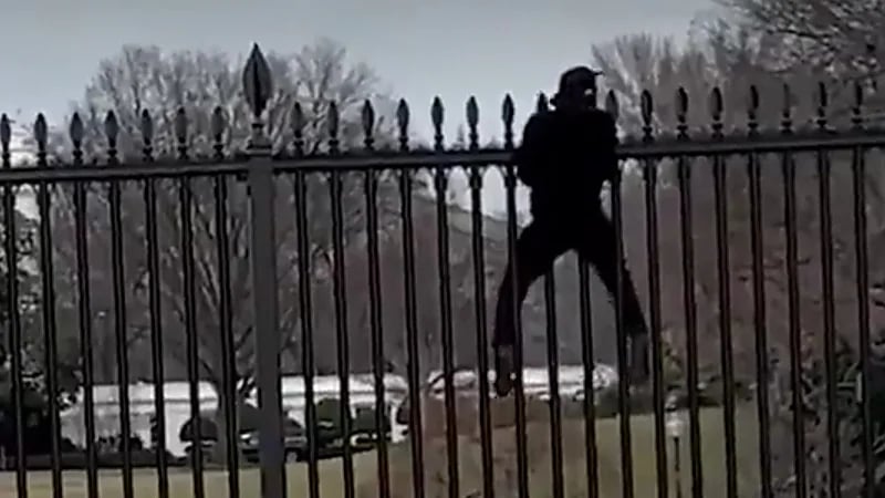 القبض على مجهول حاول اقتحام البيت الأبيض ..فيديو
