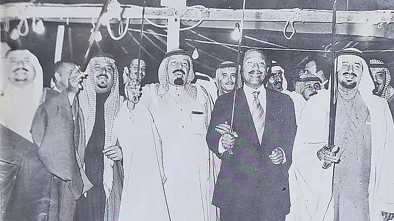 الملك خالد والرئيس أنور السادات يرقصان العرضة في صورة نادرة