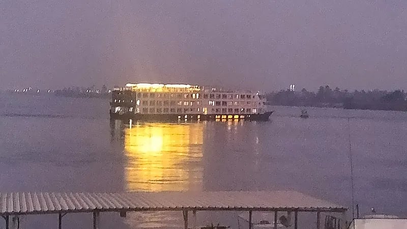 جنوح باخرة نيلية بمصر ومحاولات لتعويمها