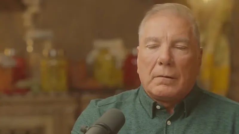 علي الجابر يروي موقف خطير عاشه أثناء عمله مراسل بحرب لبنان .. فيديو