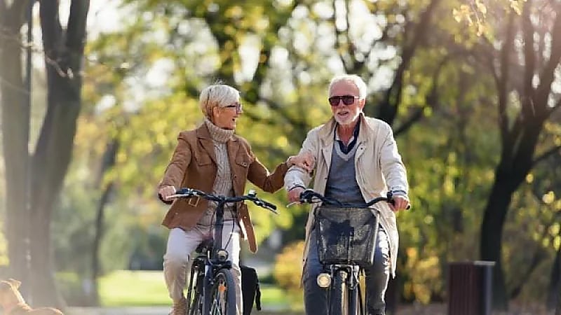 الباحثون يكتشفون عامل صامت كامن وراء طول عمر النساء